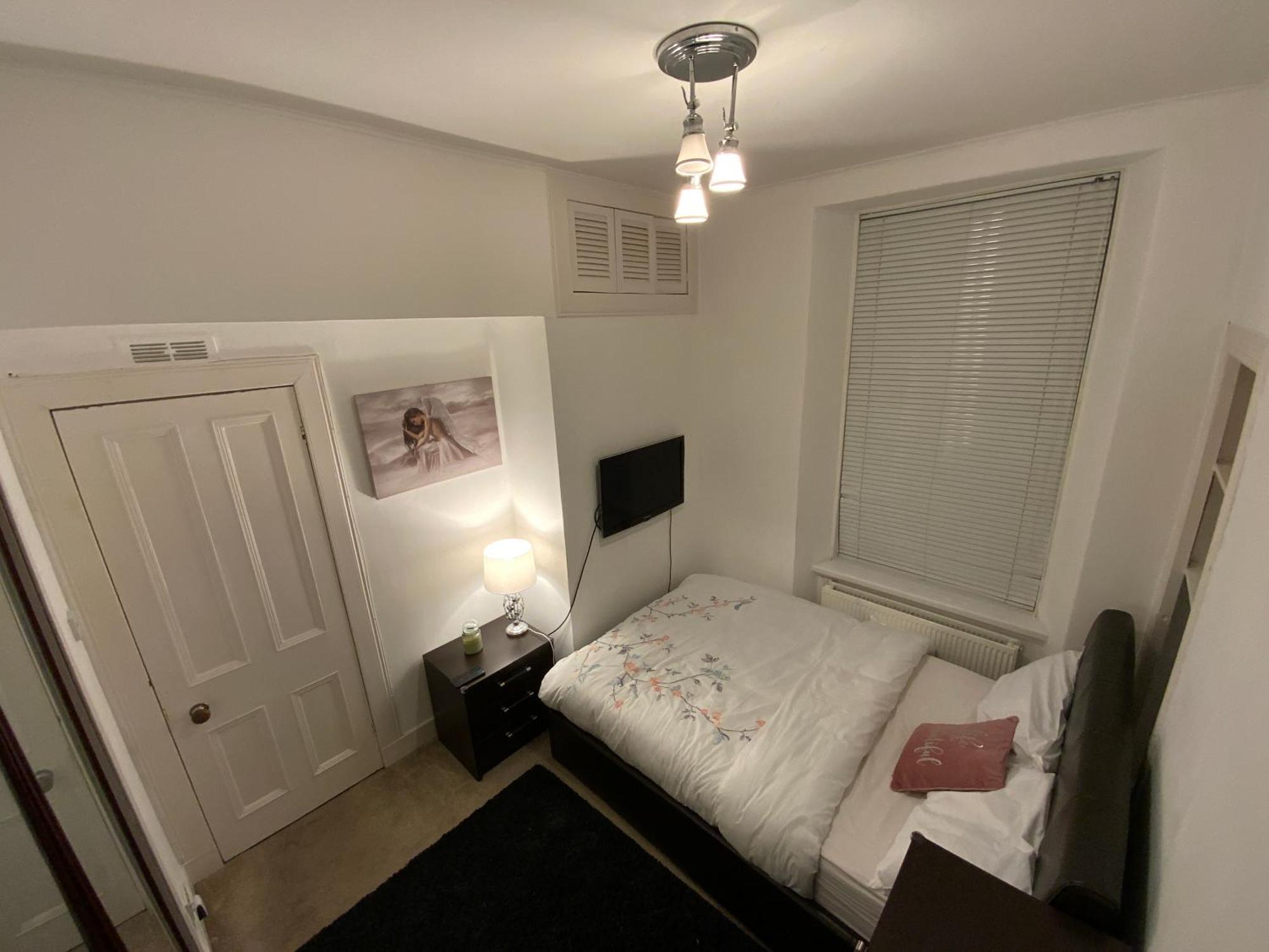Stunning 1-bed In Centre Apartment *