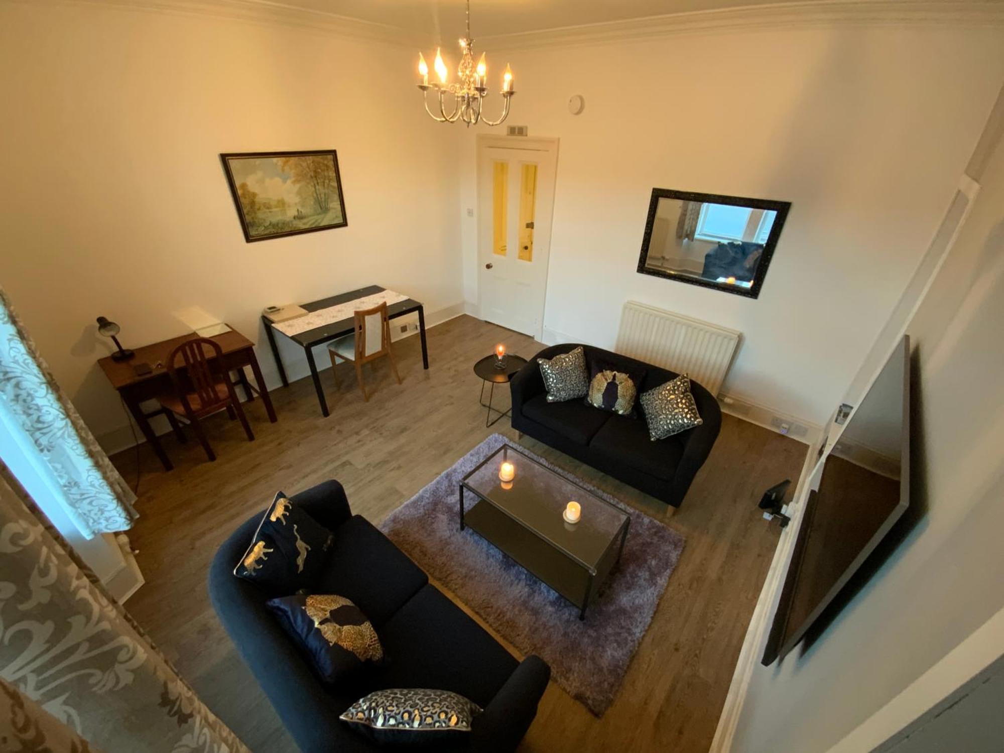 Stunning 1-bed In Centre Apartment *